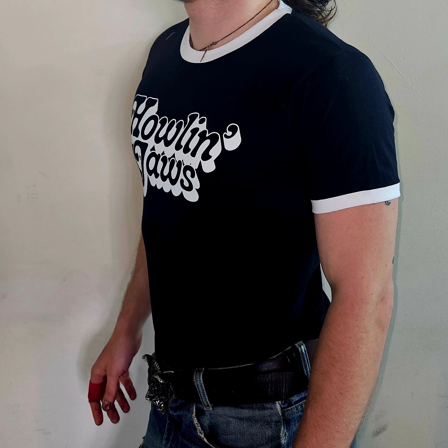 TEE-SHIRT NOIR, LISERETS BLANCS AU COL ET AUX MANCHES, LOGO BLANC "Howlin' Jaws"