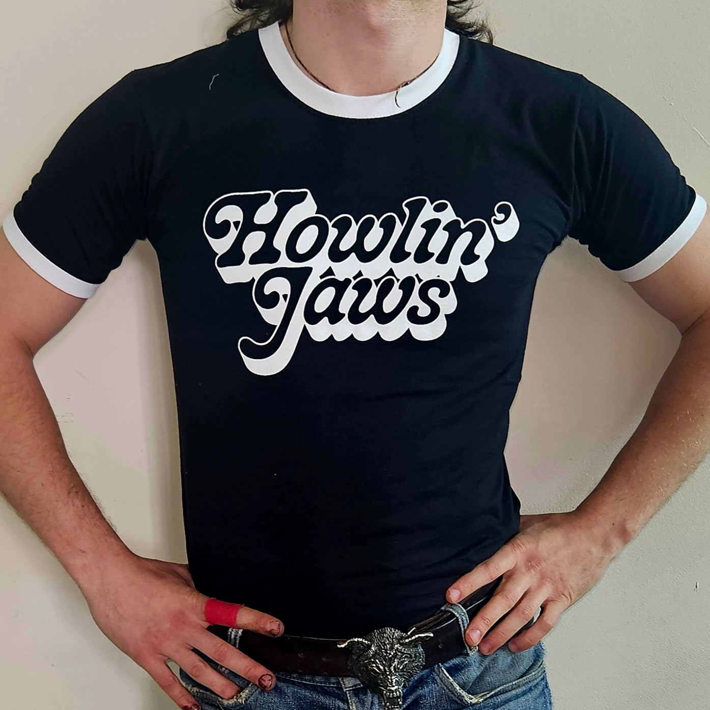 TEE-SHIRT NOIR, LISERETS BLANCS AU COL ET AUX MANCHES, LOGO BLANC "Howlin' Jaws"