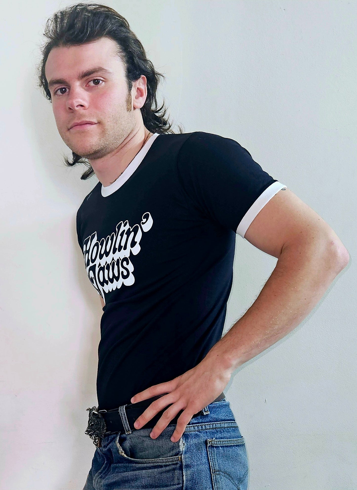 TEE-SHIRT NOIR, LISERETS BLANCS AU COL ET AUX MANCHES, LOGO BLANC "Howlin' Jaws"