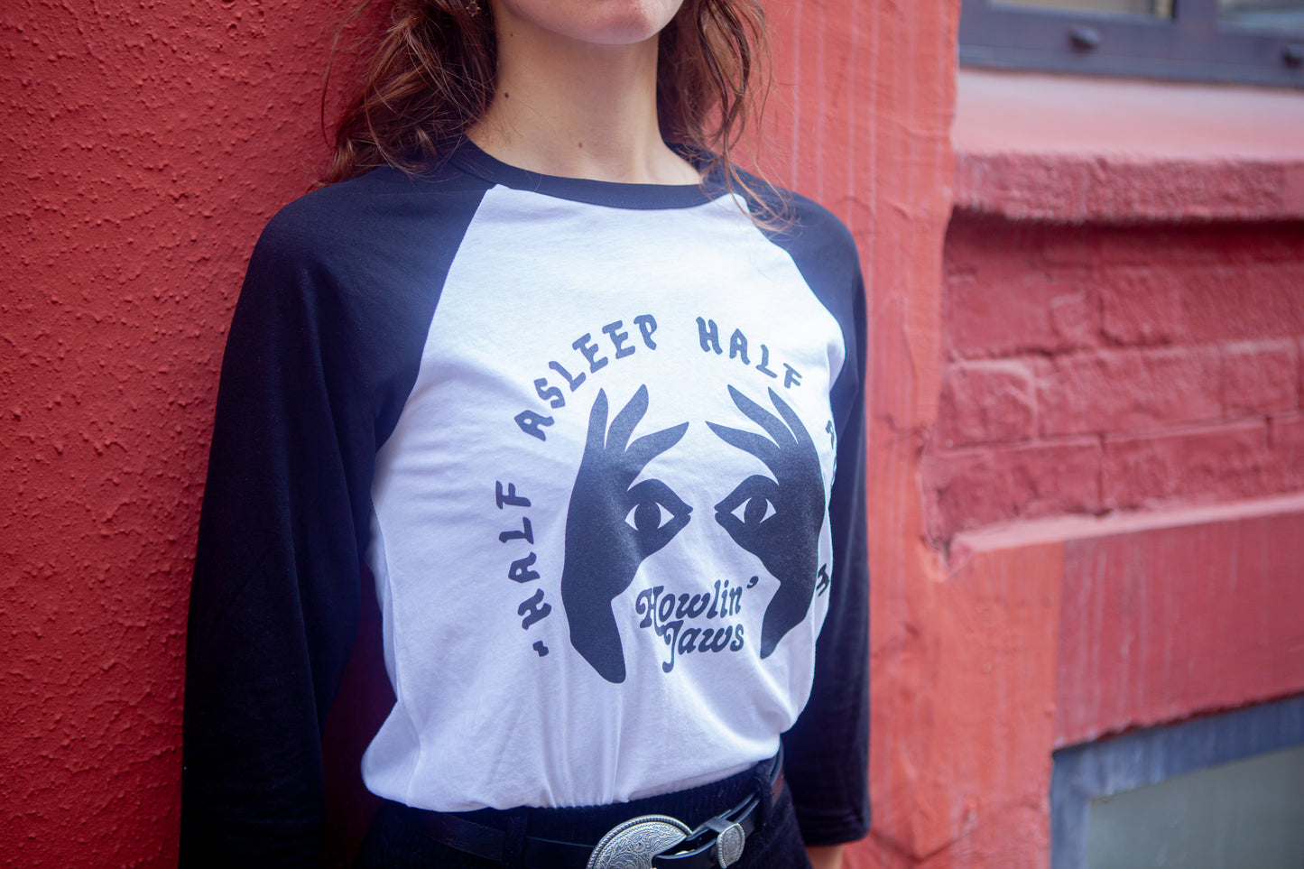 TEE-SHIRT "BASEBALL" BLANC, MANCHES NOIRES, LOGO NOIR "Half Asleep Half Awake, Howlin' Jaws "